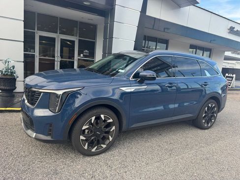 Used 2024 Kia Sorento EX w/ Panoramic Sunroof Package FWD image 2