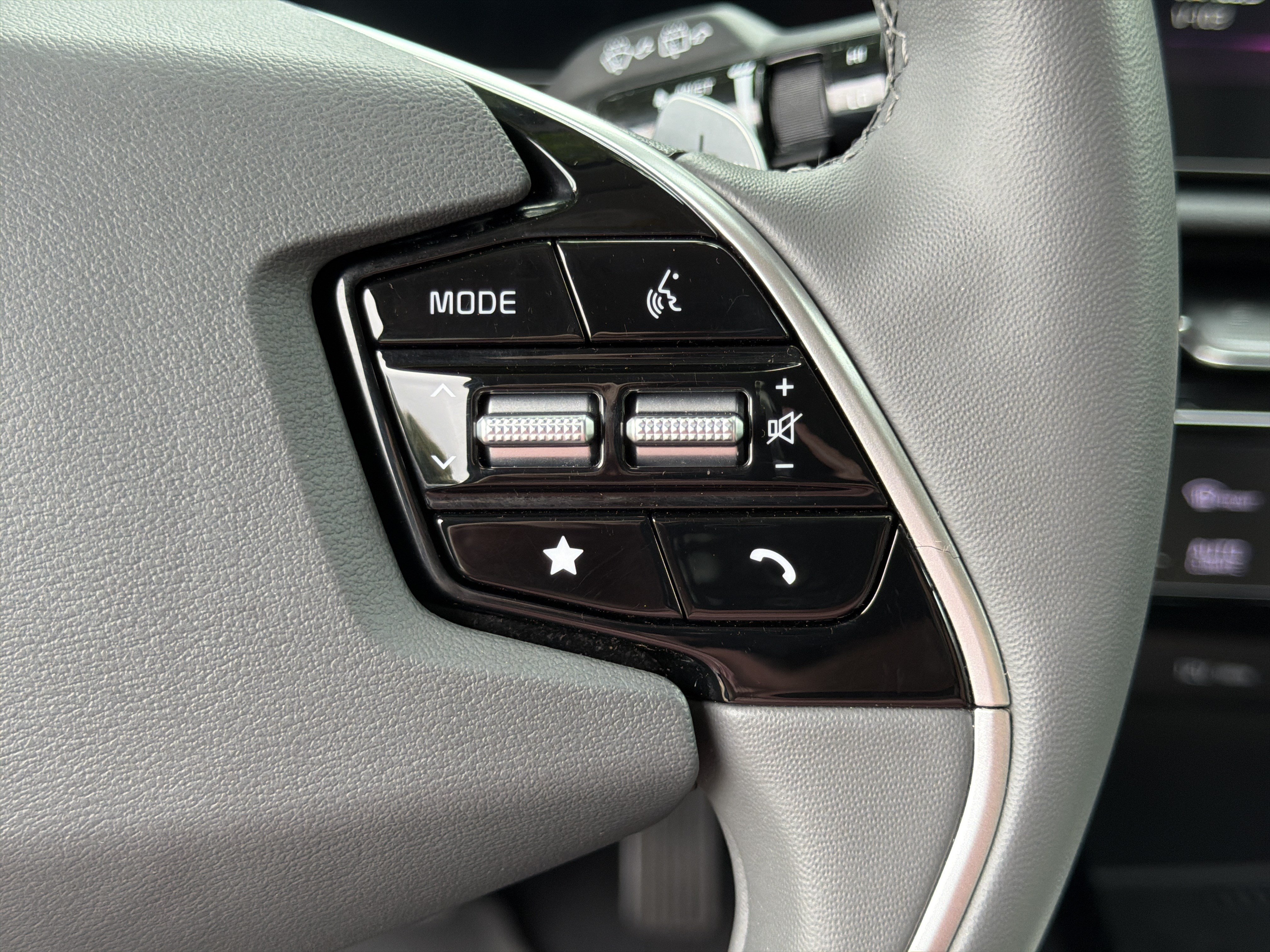 Used 2025 Kia Niro EX FWD image 25