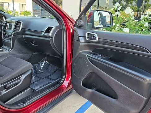Used 2021 Jeep Grand Cherokee Laredo image 28