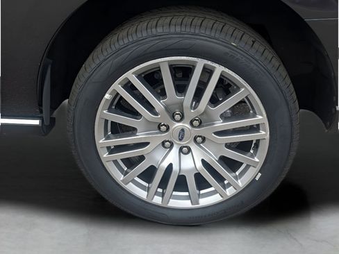 Used 2023 Ford Expedition Limited RWD image 3