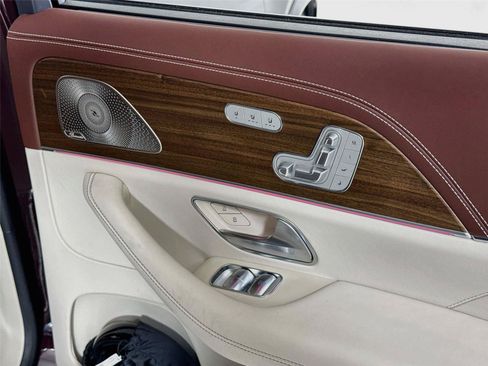 Used 2024 Mercedes-Benz Maybach GLS 600 4MATIC image 36