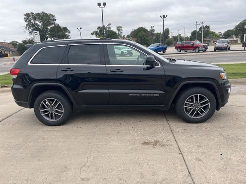 Used 2019 Jeep Grand Cherokee Laredo w/ 18" Wheel & 8.4" Radio Group AWD/4WD image 5