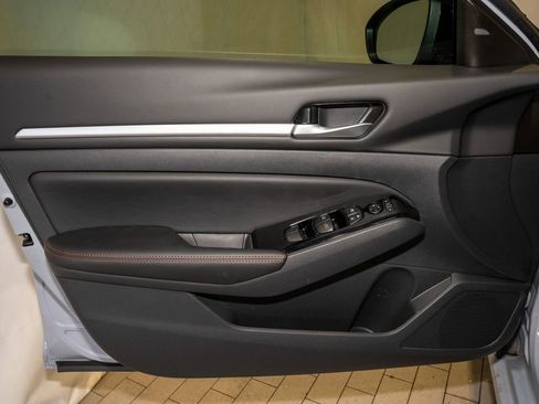 New 2025 Nissan Altima 2.5 SR image 15