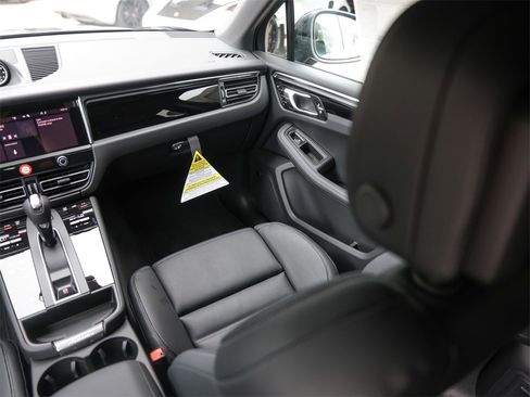 Used 2025 Porsche Macan image 33