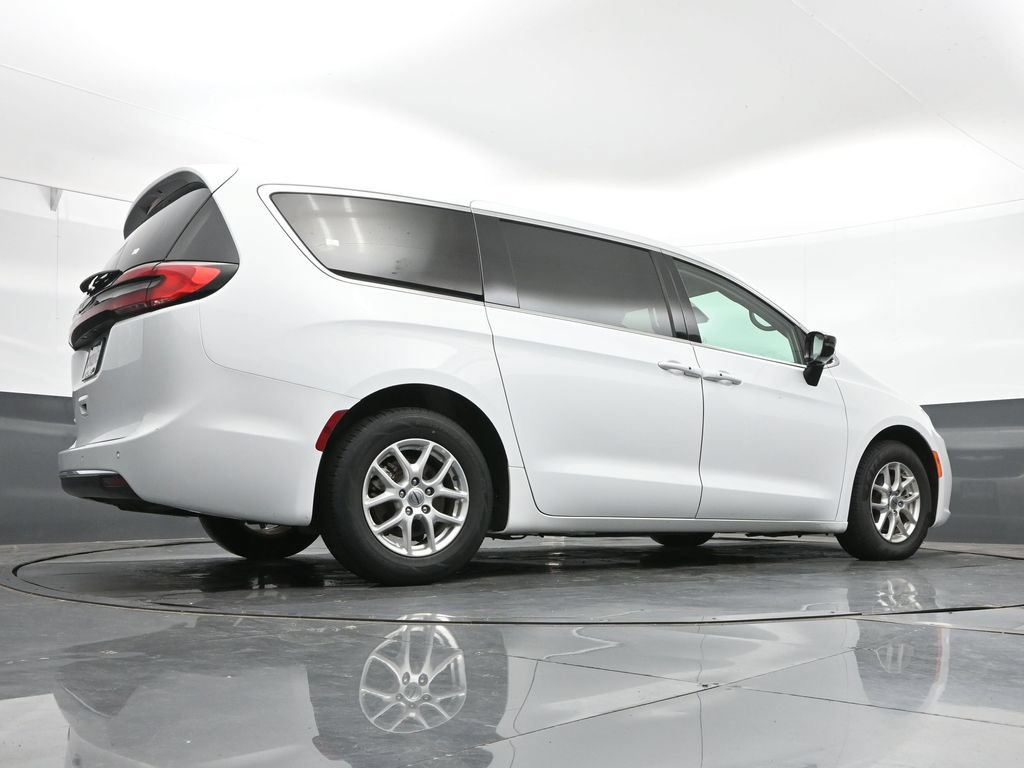Used 2024 Chrysler Pacifica Touring-L FWD image 41