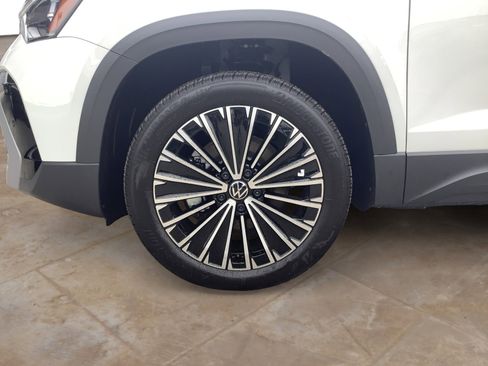 New 2026 Volkswagen Taos SE FWD image 10