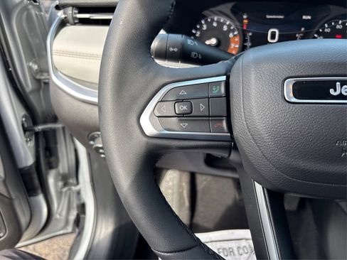 Used 2025 Jeep Compass Limited image 25