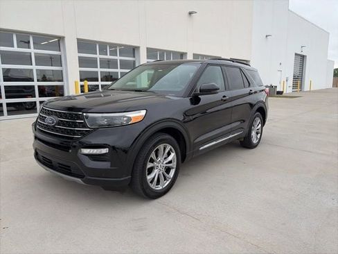 Used 2024 Ford Explorer XLT w/ Equipment Group 202A AWD/4WD image 7