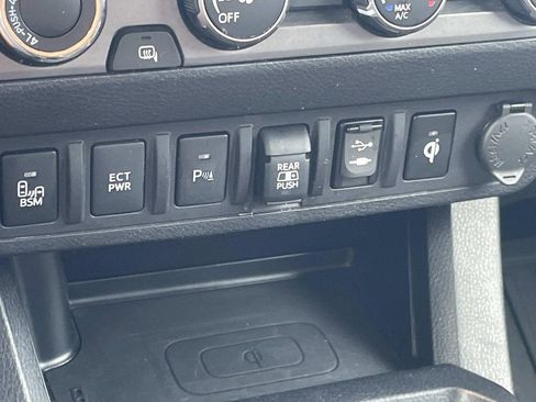 Used 2019 Toyota Tacoma TRD Off-Road w/ Technology Package AWD/4WD image 21