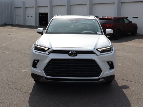 Used 2024 Toyota Grand Highlander AWD image 3