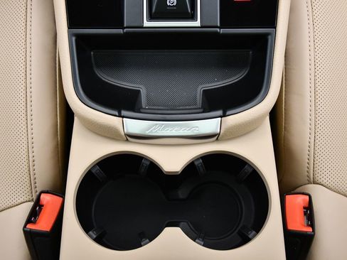 Used 2025 Porsche Macan image 30