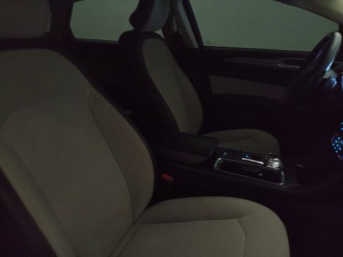 Used 2019 Ford Fusion SE w/ Equipment Group 151A FWD image 18