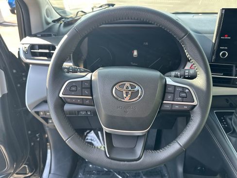 Used 2025 Toyota Sienna XLE w/ XLE Plus Package AWD/4WD image 19