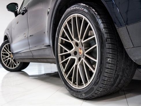 Used 2023 Porsche Cayenne Platinum Edition image 10