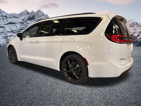 New 2026 Chrysler Pacifica Select w/ S Appearance Package FWD image 3