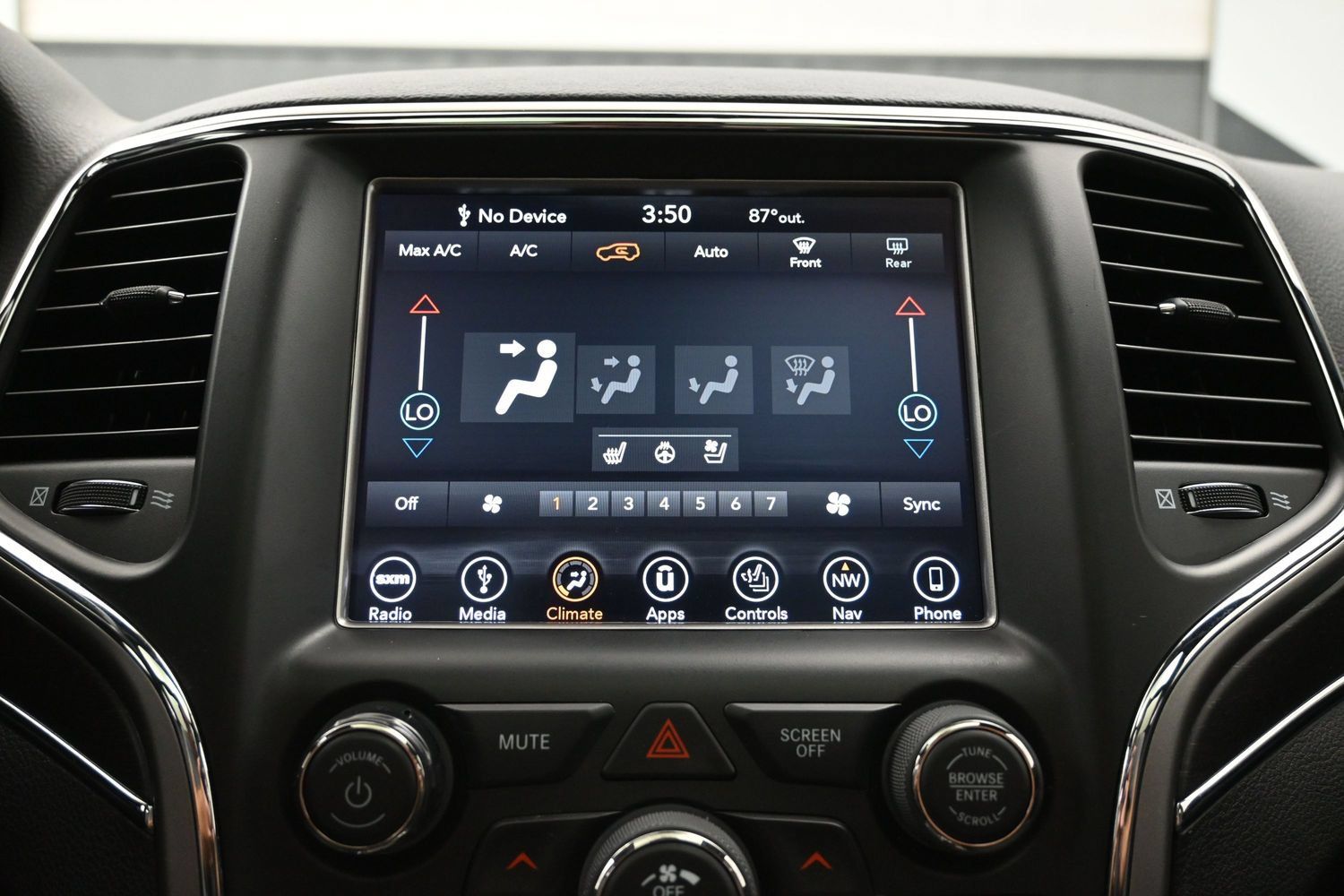 Used 2018 Jeep Grand Cherokee Limited w/ Luxury Group II RWD image 36