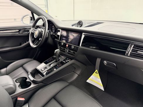 Certified 2026 Porsche Macan AWD/4WD image 24