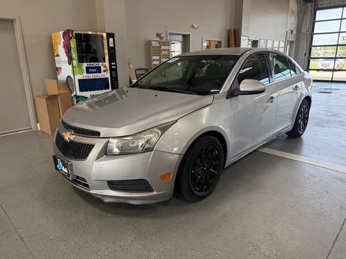 Used 2011 Chevrolet Cruze LT FWD image 2