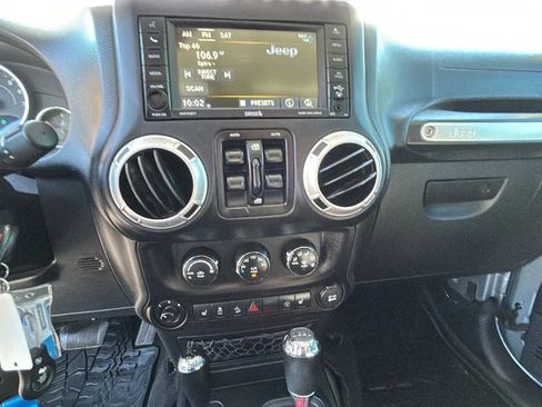 Used 2016 Jeep Wrangler Unlimited Rubicon w/ Connectivity Group AWD/4WD image 25