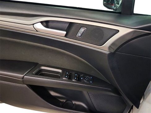 Used 2018 Ford Fusion SE w/ Fusion SE Technology Package image 35