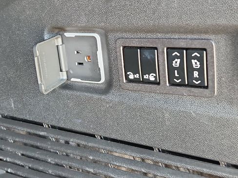 Used 2023 GMC Yukon XL Denali Ultimate image 9