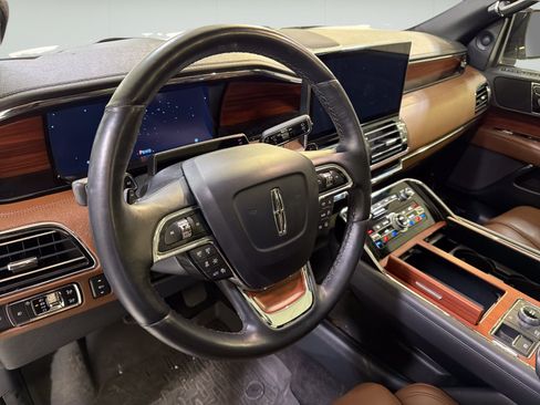 Used 2024 Lincoln Navigator Reserve AWD/4WD image 9
