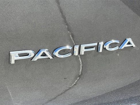 Used 2020 Chrysler Pacifica Touring-L image 33