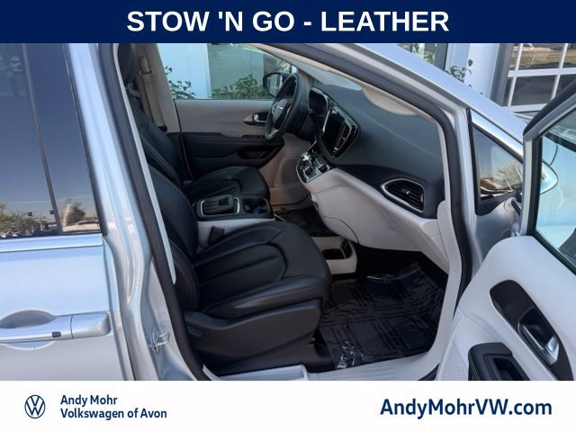 Used 2024 Chrysler Pacifica Touring-L FWD image 14