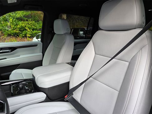 New 2026 Chevrolet Suburban Premier image 25