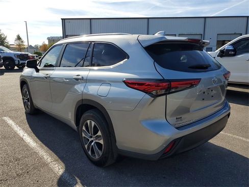 Used 2023 Toyota Highlander XLE image 3