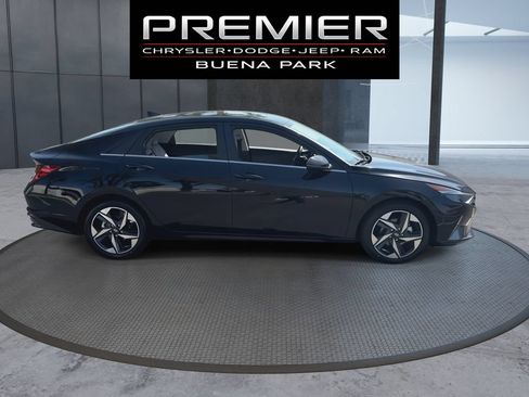Used 2022 Hyundai Elantra Limited FWD image 10