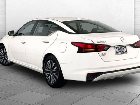 Used 2025 Nissan Altima 2.5 SV FWD image 11