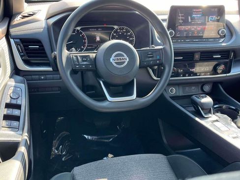 Used 2021 Nissan Rogue SV FWD image 2