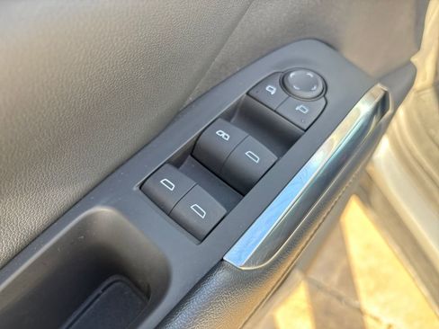 Used 2025 Chevrolet Traverse LT image 16