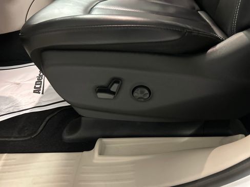 Used 2024 Chrysler Pacifica Touring-L image 13