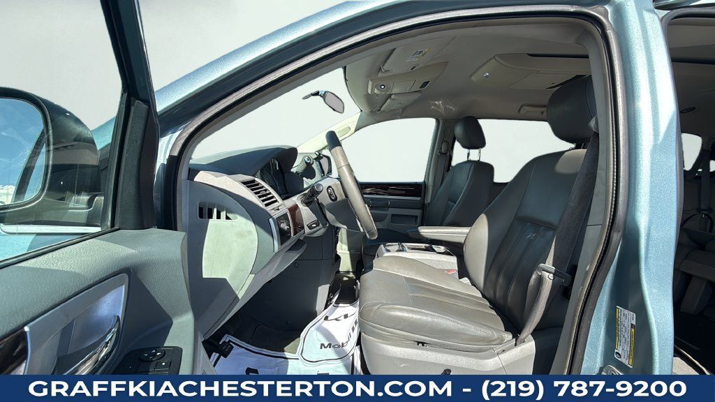 Used 2010 Chrysler Town & Country Touring FWD image 13