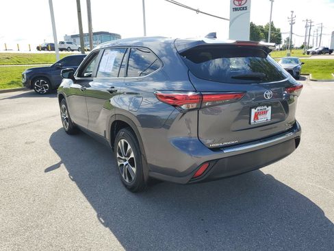 Used 2023 Toyota Highlander XLE AWD/4WD image 3