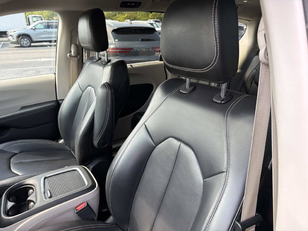 Used 2023 Chrysler Pacifica Touring-L FWD image 22