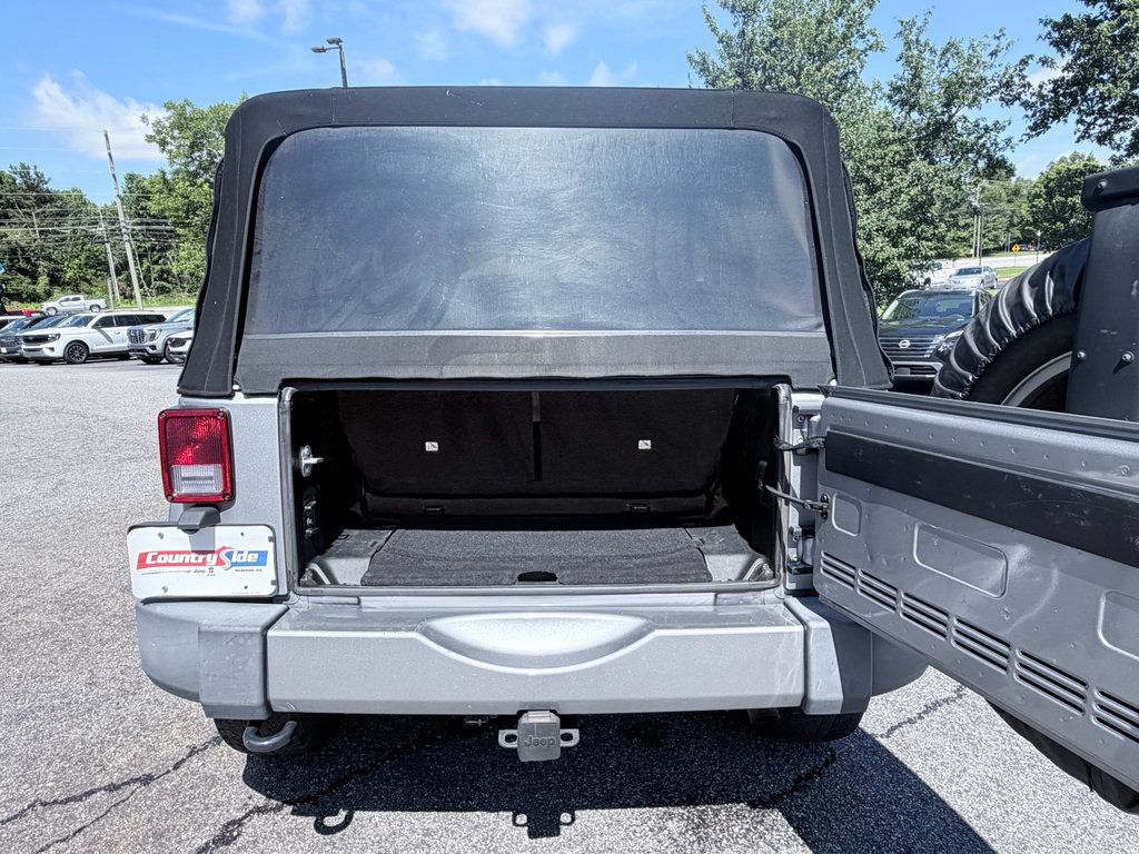 Used 2018 Jeep Wrangler Sahara w/ Dual Top Group AWD/4WD image 9