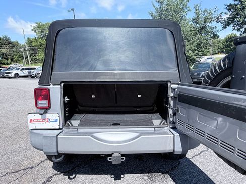 Used 2018 Jeep Wrangler Sahara w/ Dual Top Group AWD/4WD image 9