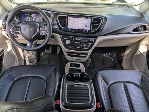 Used 2024 Chrysler Pacifica Touring-L FWD image 25