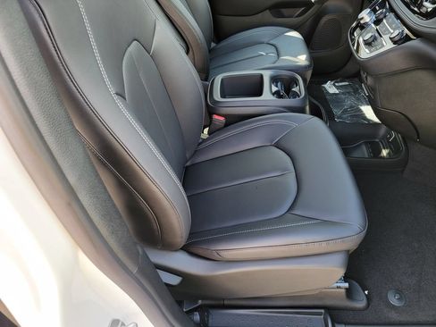 New 2026 Chrysler Pacifica Select FWD image 14