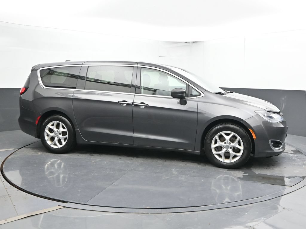 Used 2018 Chrysler Pacifica Touring Plus w/ Tire & Wheel Group FWD image 4