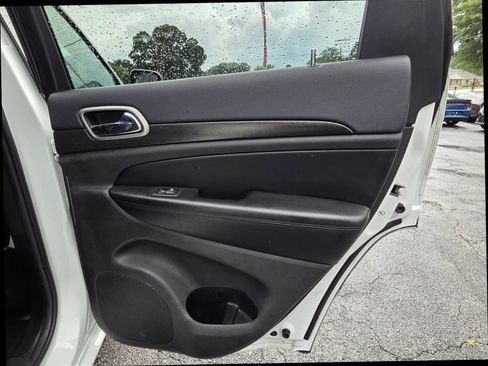 Used 2017 Jeep Grand Cherokee Altitude RWD image 24