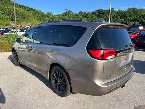 Used 2018 Chrysler Pacifica Limited FWD image 3