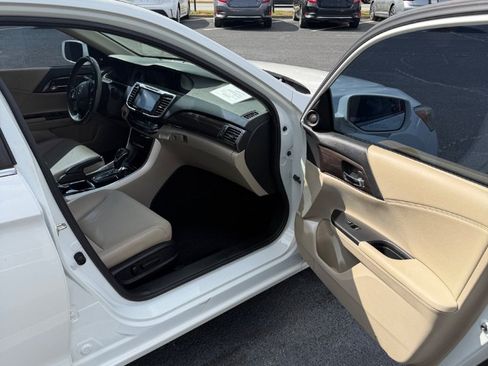 Used 2017 Honda Accord EX-L image 18