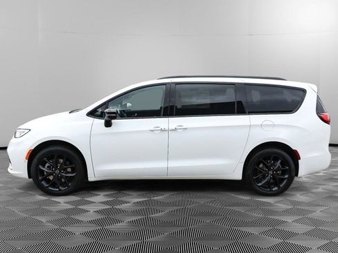 New 2026 Chrysler Pacifica Select AWD/4WD image 3