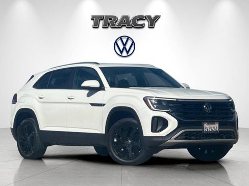 Used 2025 Volkswagen Atlas Cross Sport SE FWD image 2