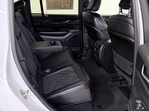 Certified 2024 Jeep Grand Cherokee Altitude image 18