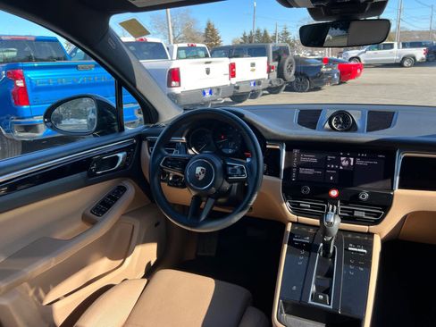 Used 2025 Porsche Macan image 38